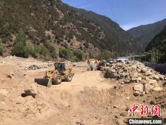 四川省九龙县建设项目野蛮施工万方弃渣倾倒入河被点名曝光西宁污水处理公司