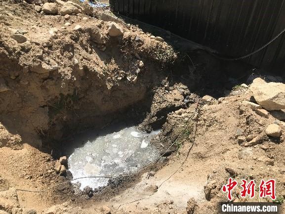 四川省九龙县建设项目野蛮施工万方弃渣倾倒入河被点名曝光西宁污水处理公司